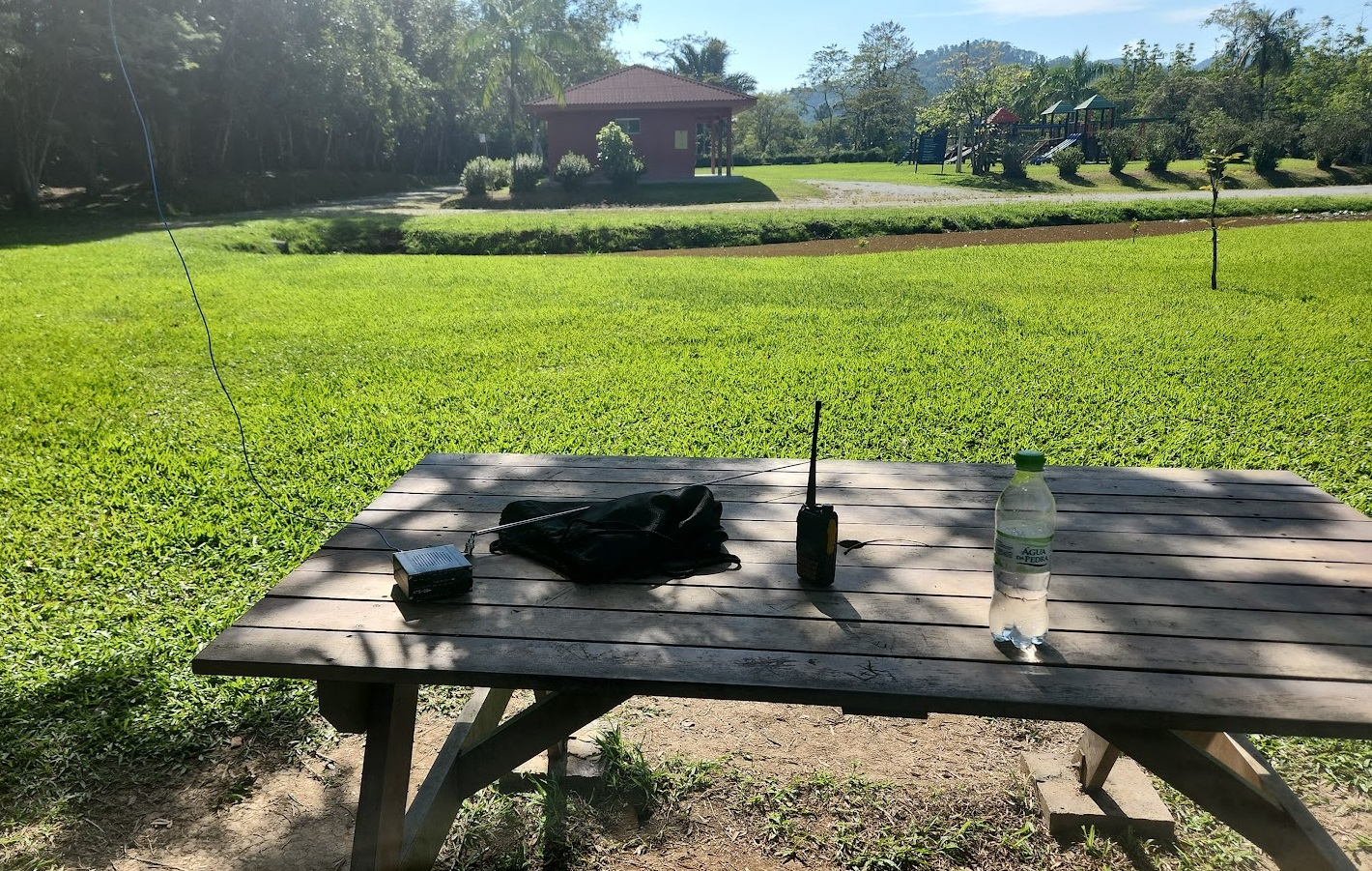 Field-Day-Aufbau an einem Tisch im Botanischen Garten von Timbó, SC, mit dem ATS-20+ und der Drahtantenne