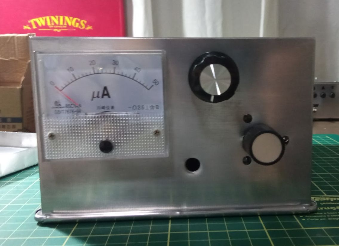 Front panel with the µA meter and knobs