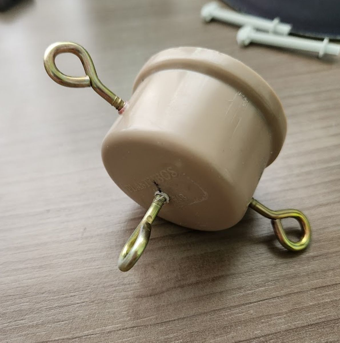 End cap with the hook screws