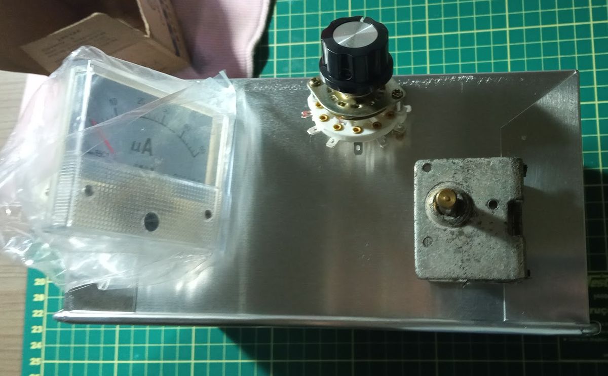 Panel view with the meter, rotary switch and variable capacitor