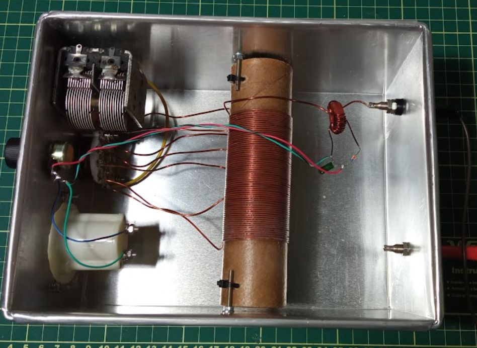 Internal assembly: variable capacitor, L2 and the L1 toroid